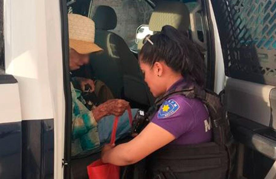 Policías de Atención a Víctimas ayudan a adulta mayor a regresar a su vivienda en Jurica Pueblo