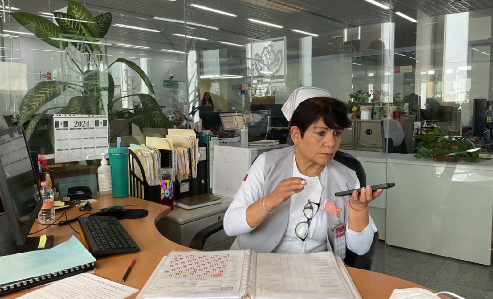 Reconoce Issste Querétaro a enfermera con 50 años de trayectoria