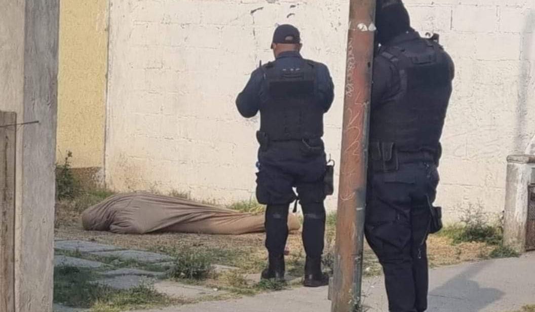 Dejan un cuerpo envuelto en una cobija en el patio de un domicilio