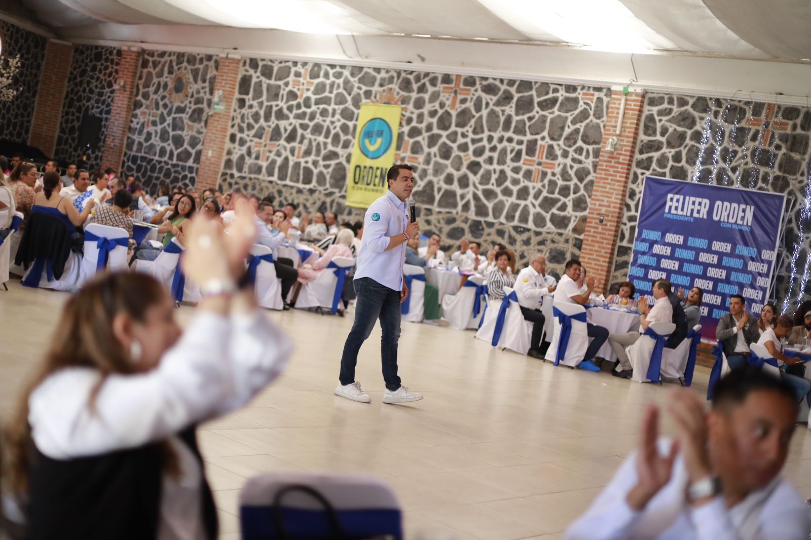 Felifer Macías celebra el Día del Maestro