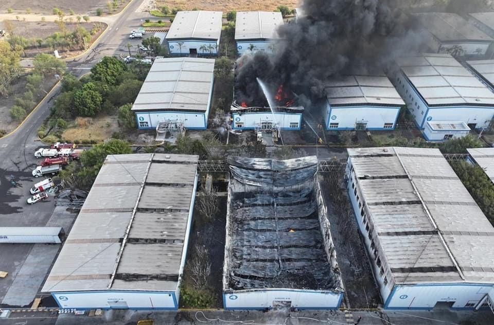 Arde bodega de SayerLack y deja cuantiosas perdidas materiales