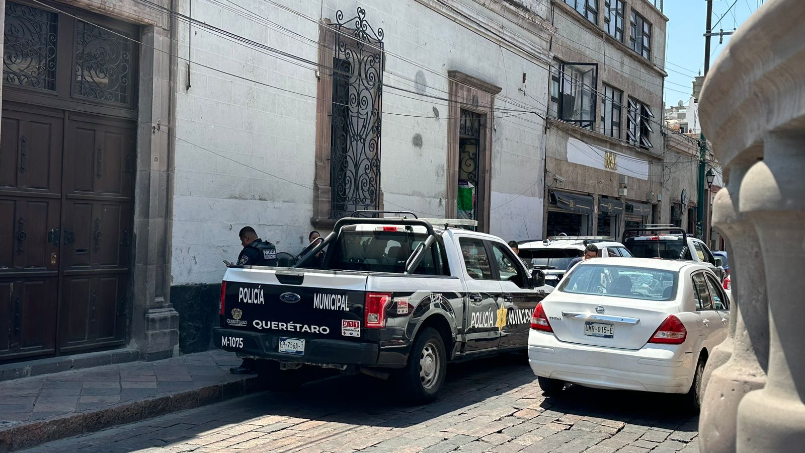 Colisionan patrulla y motociclista en el cruce de Juárez y Arteaga en el Centro Histórico