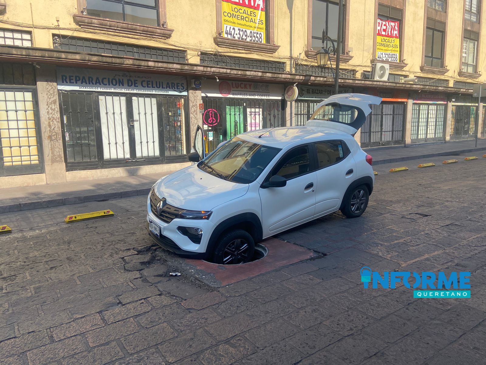 Auto Cae en Registro de la CFE en Avenida Ezequiel Montes