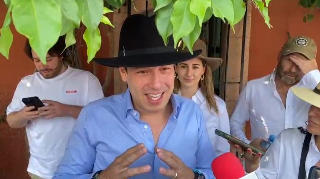 RODRIGO MONSALVO SE PRESENTÓ EN COMPAÑÍA DE SU ESPOSA A EJERCER SU VOTO ELECTORAL