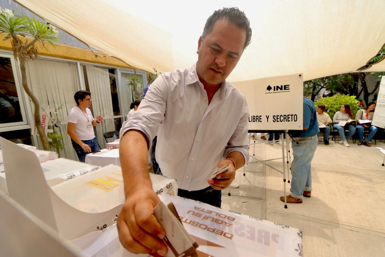 Manuel Montes Hernández emite su voto en Colón