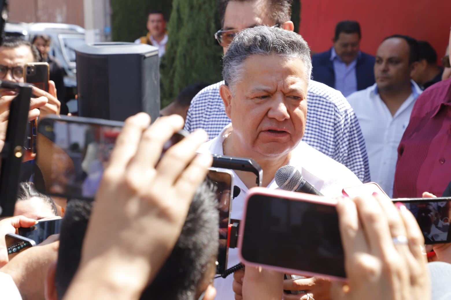 Gobernador de Hidalgo se salta la fila para votar y se lleva rechifla