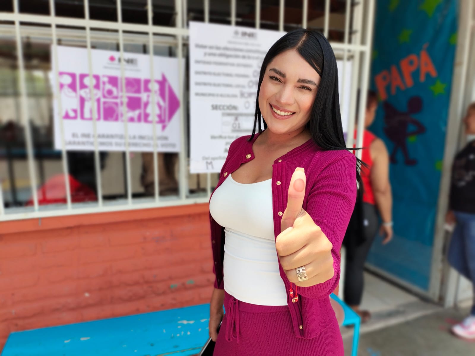 Alejandra Pérez sale a votar en Huimilpan