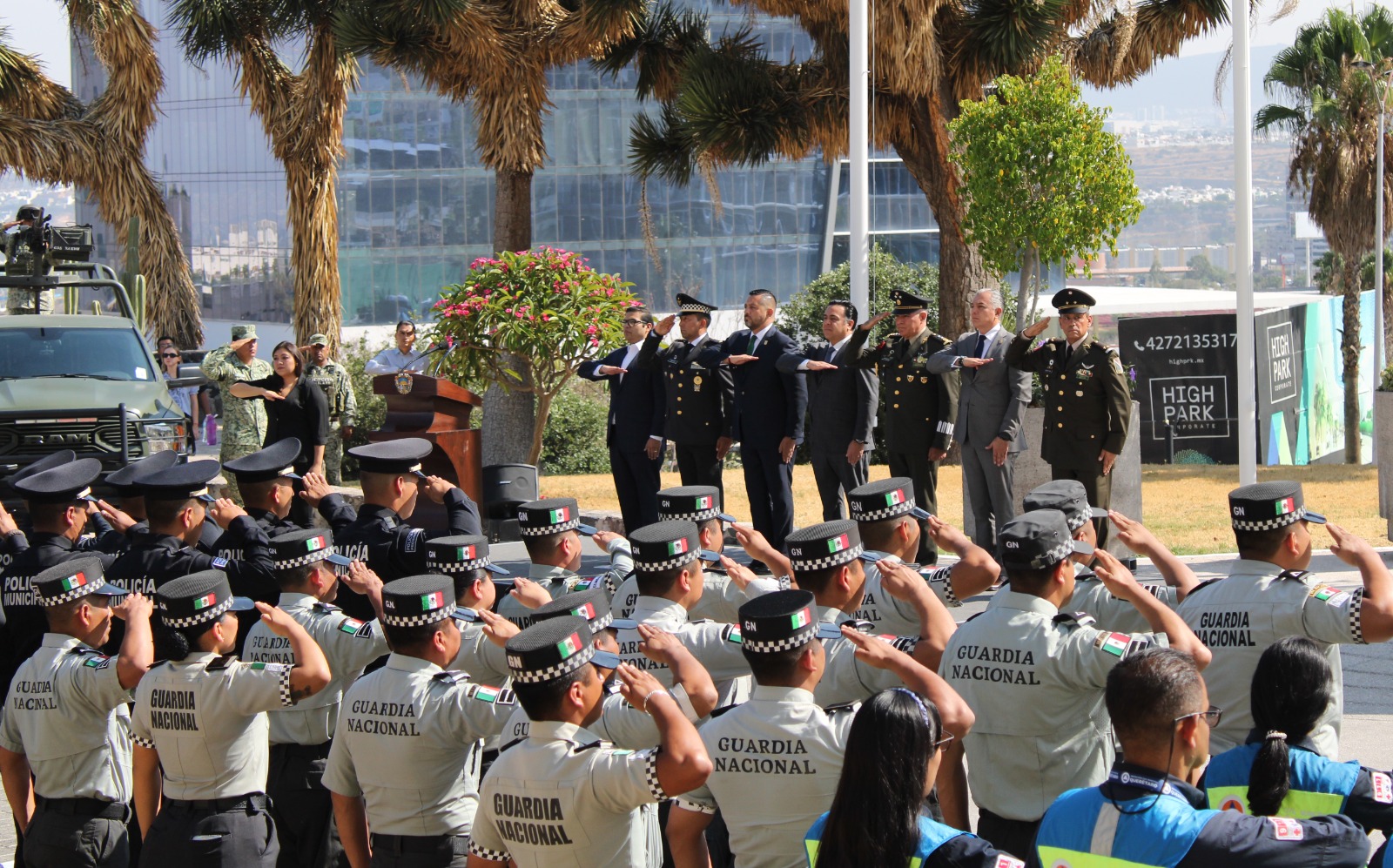 Encabeza Luis Nava ceremonia de izamiento de bandera en Centro Cívico