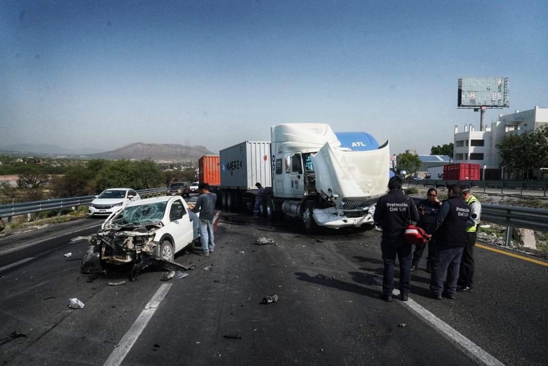 Fuerte carambola colapsa la México Querétaro a la altura de San Juan del Río en dirección a CDMX