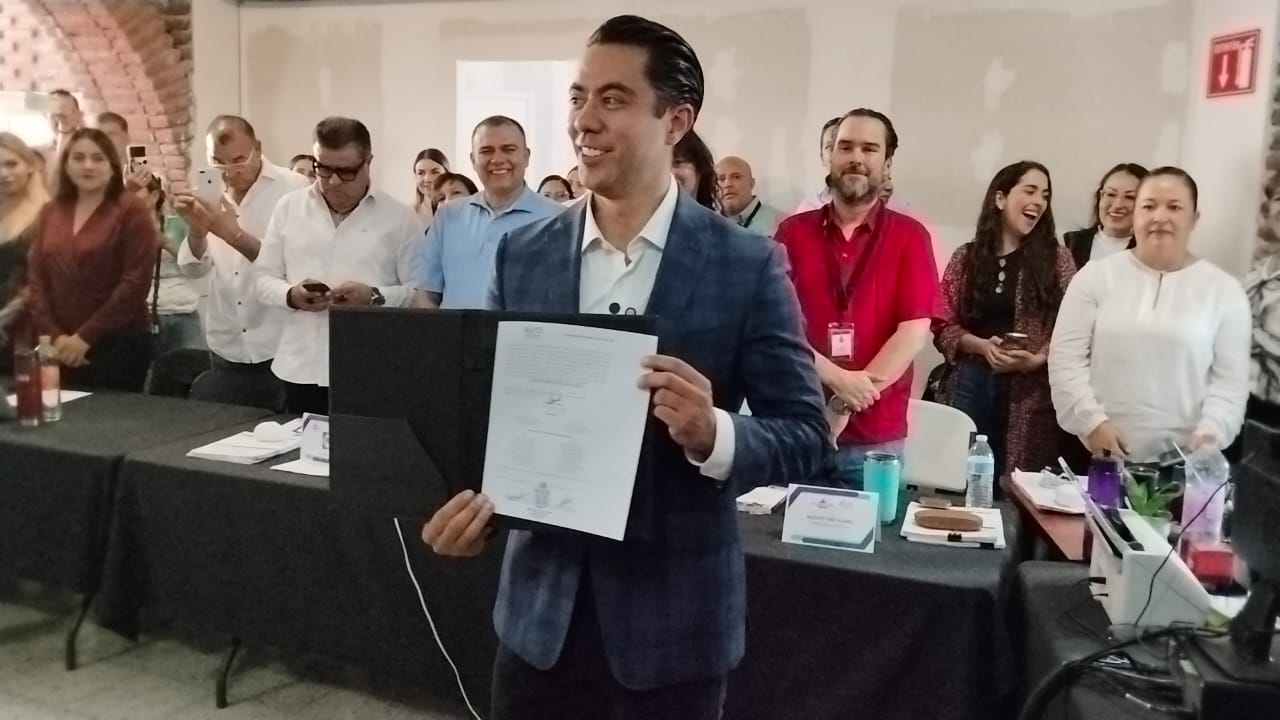 Felifer Macías Olvera recibió este viernes su constancia de mayoría que lo acredita como presidente municipal electo de Querétaro.