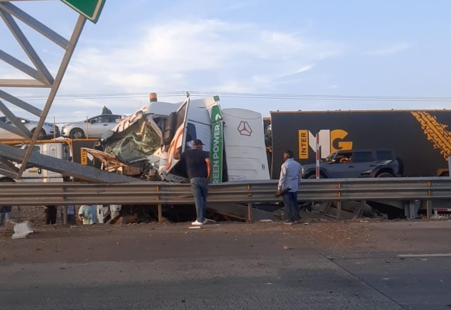 Tráiler derribó señalamiento en la carretera México – Querétaro