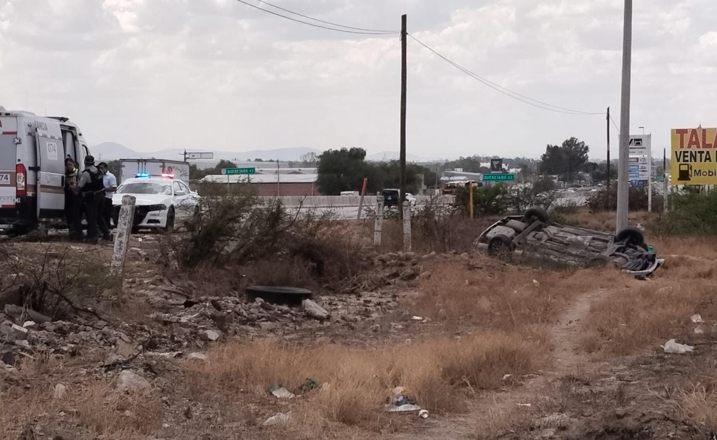 Aparatosa volcadura en la carretera México – Querétaro dejó a una mujer lesionada