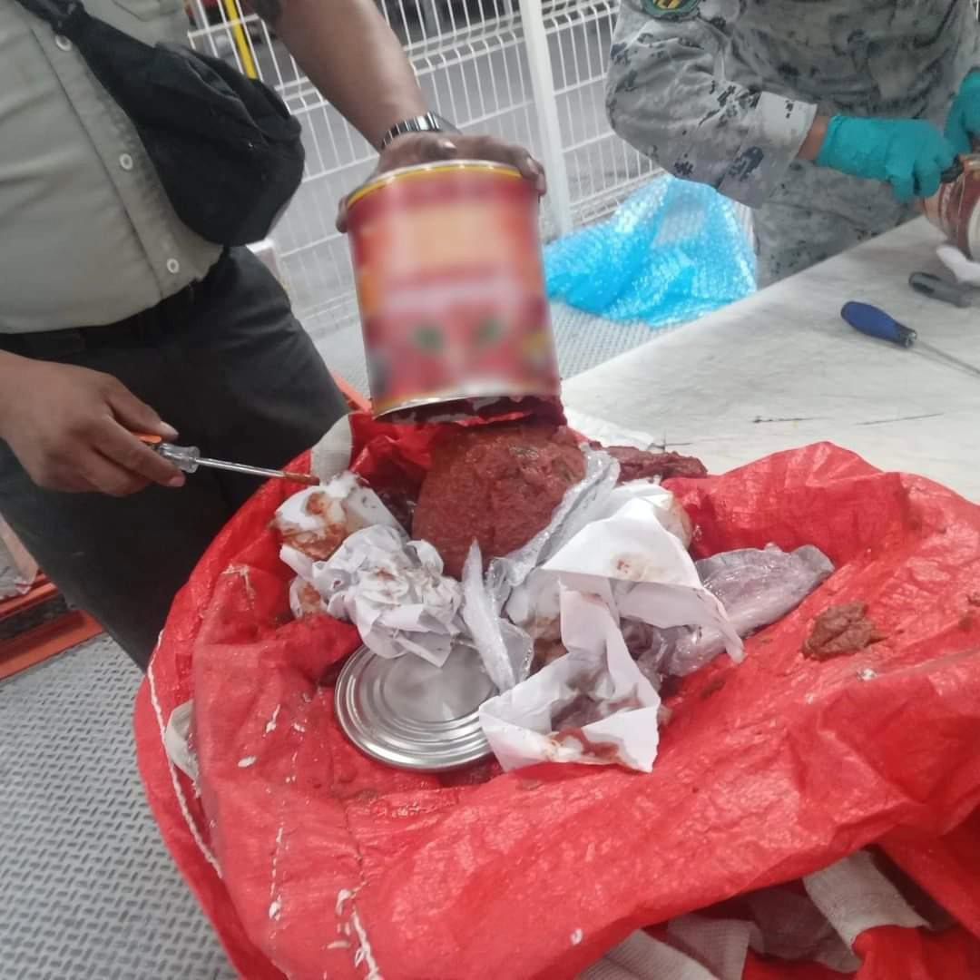 En Querétaro, Guardia Nacional asegura 12 kilos de aparente droga sintética cristal ocultos en latas de salsa para pizza.