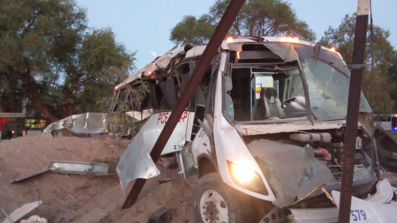 Muere mujer que viajaba en un camión de transporte de personal al ser impactado por el tren