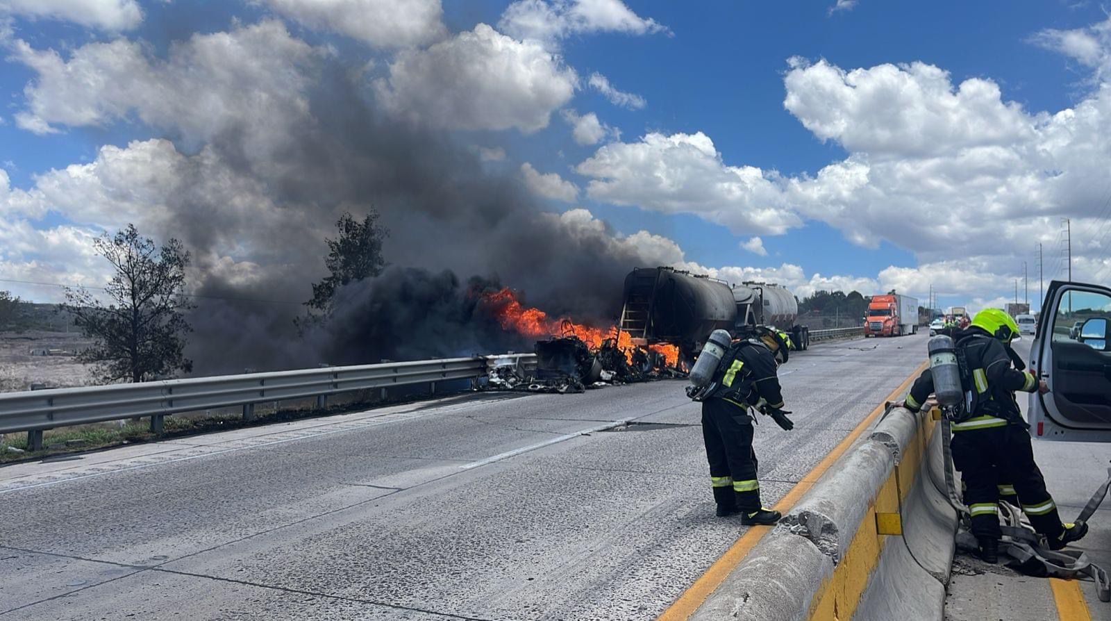 Se incendia pipa a la altura de San Vicente Ferrer