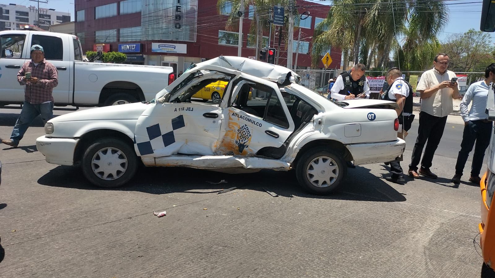 Taxista lesionado tras provocar choque al dar una vuelta prohibida en Constituyentes