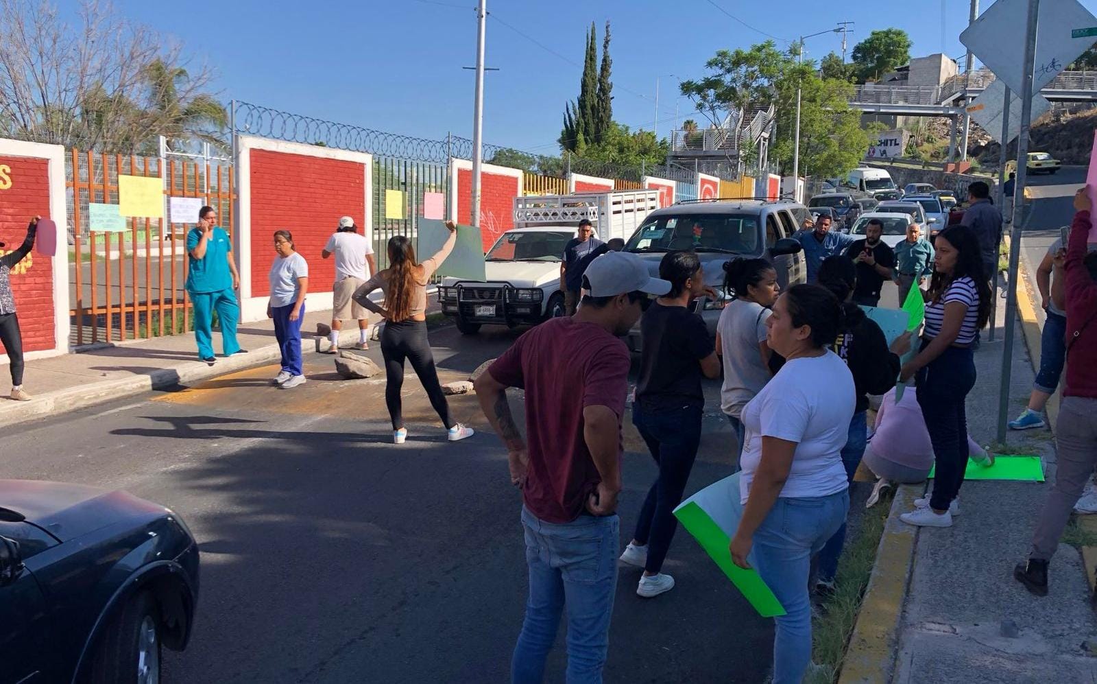 Padres de familia del prescolar Santiago de Querétaro cerraron la avenida Villa del Parque