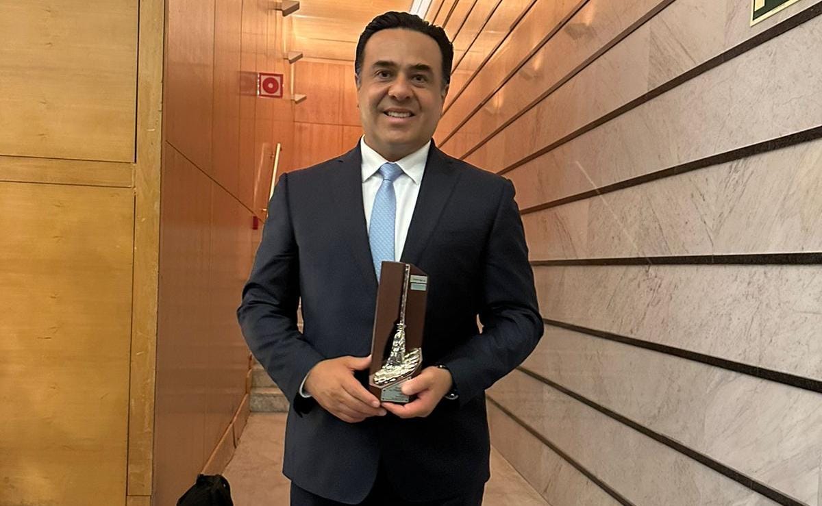 Recibe Luis Nava la Escoba de Platino 2024