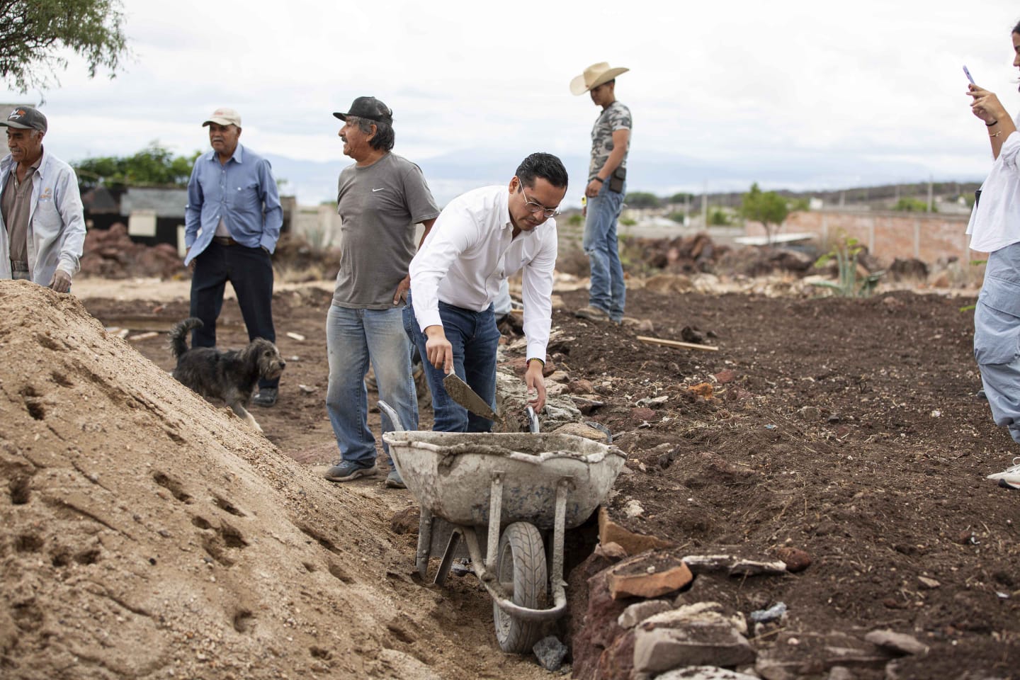 Encabeza Chepe Guerrero reforestación en Murallas de El Batán