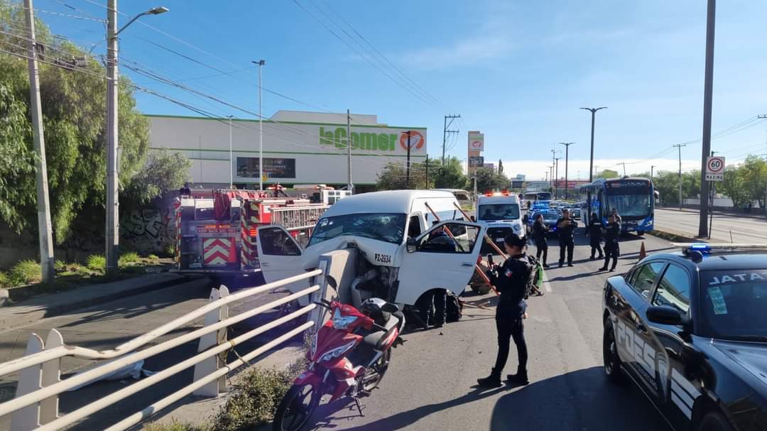 Dos lesionados en choque de camioneta de transporte de personal en El Pueblito