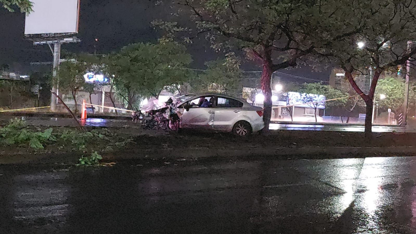 Muere joven conductor al chocar contra árboles en Paseo de la República