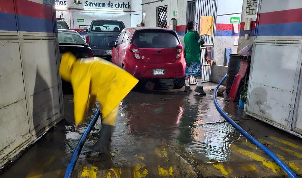 Agua de lluvias ingresó al menos a 15 negocios del Centro Histórico