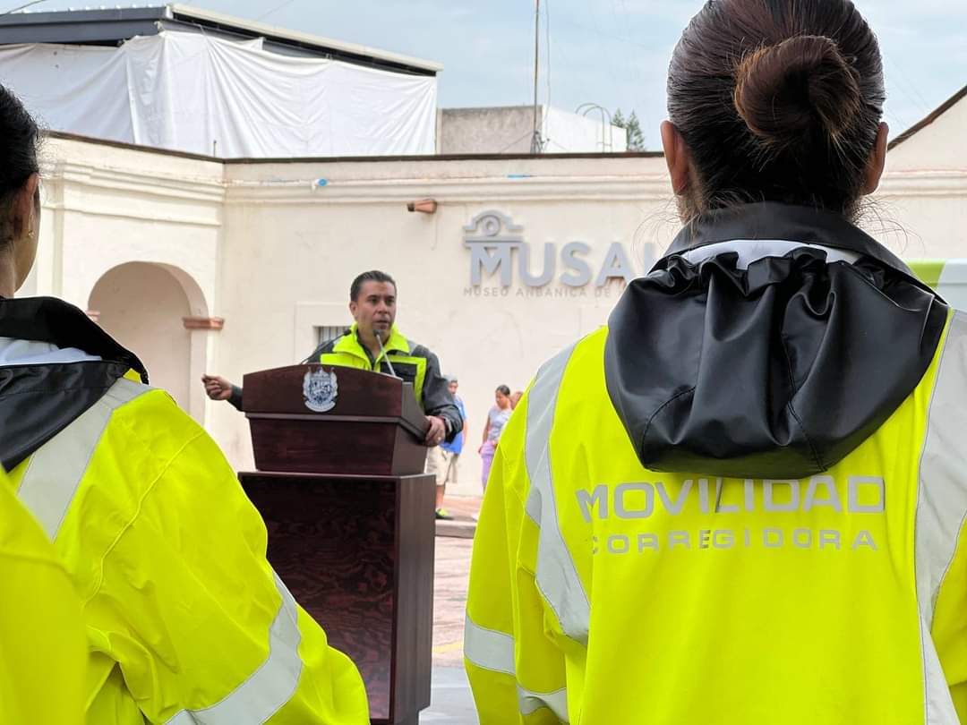 Roberto Sosa entrega uniformes a agentes de movilidad en Corregidora