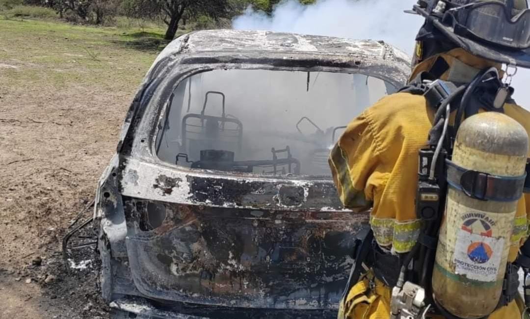 Localizan cuerpo calcinado en un vehículo en Charco Blanco