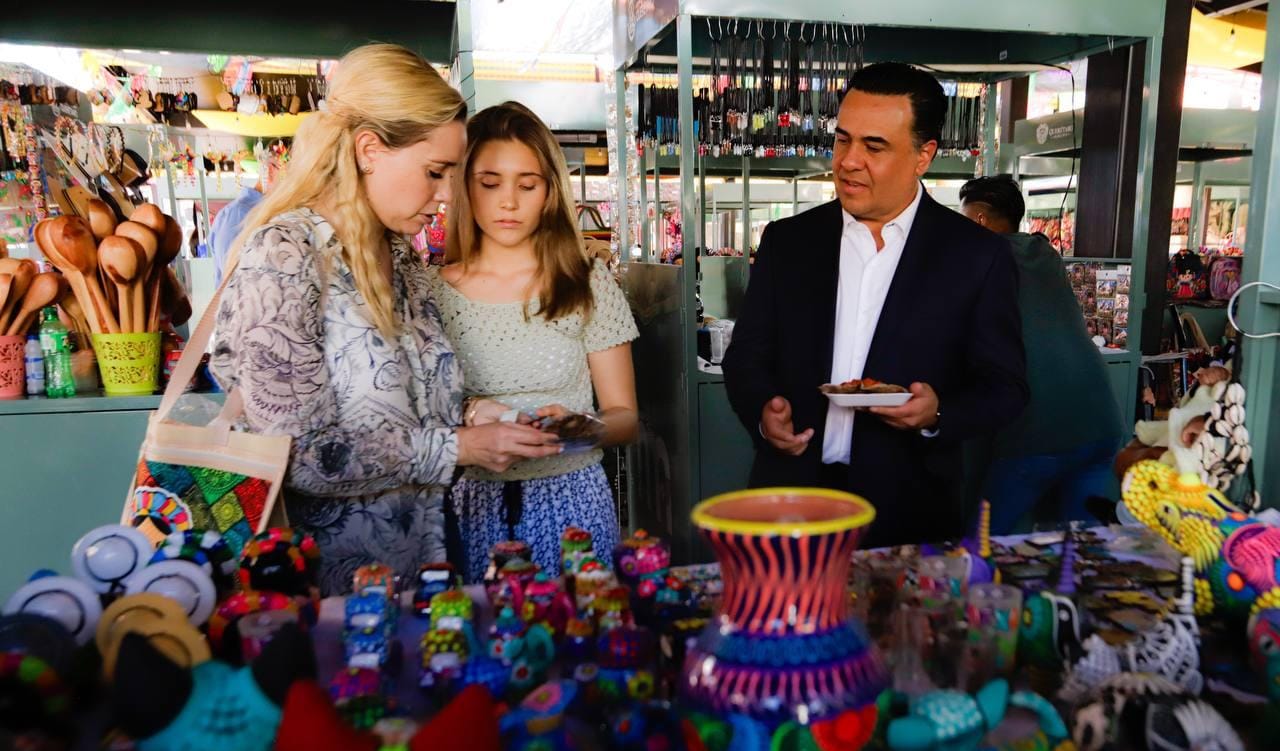 Recorre Luis Nava el Mercado Artesanal Querétaro