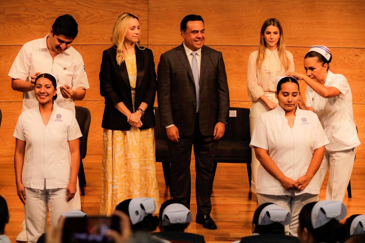 Encabeza Luis Nava la imposición de cofias a estudiantes de Enfermería de la Universidad de las Mujeres