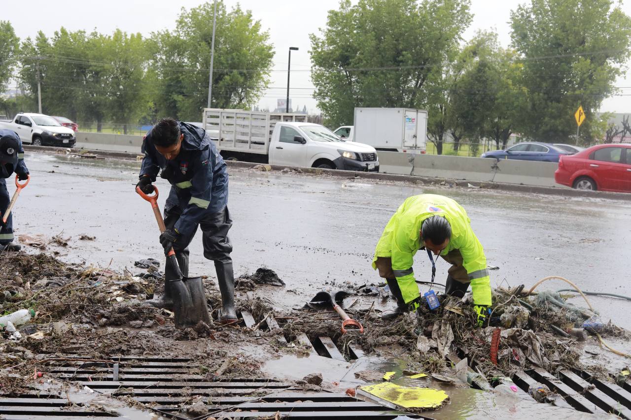 Trabajadores del municipio de Querétaro atendieron los reportes por lluvias de esta tarde