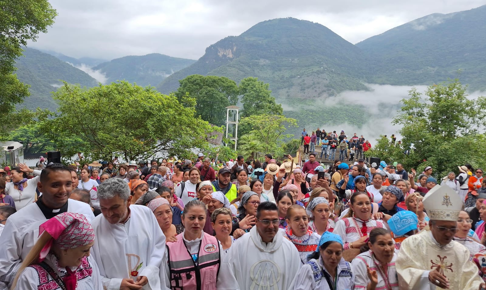 300 mujeres iniciaron hoy la peregrinación al Tepeyac saliendo de Landa de Matamoros