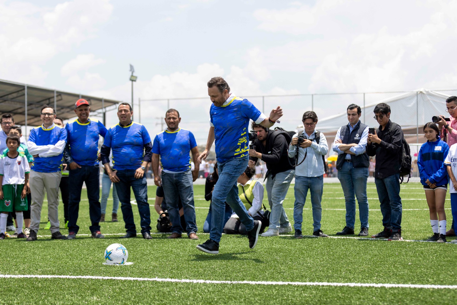 Entregan Gobernador y TC Energía cancha de fútbol 7 en el Ejido Cazadero, SJR