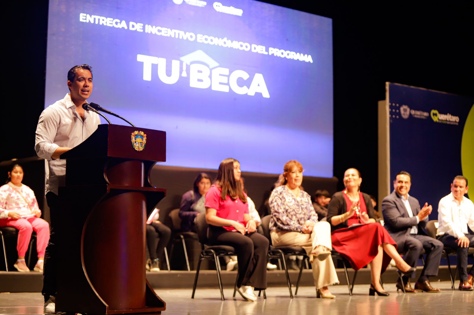 La única forma de sacar adelante a Querétaro y al país, es a través de la educación: Felifer Macías