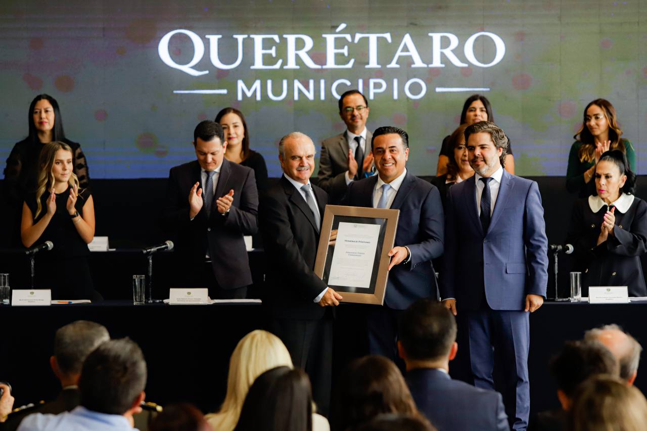 Encabeza Luis Nava la entrega de Preseas y Homenajes Póstumos por el 493 aniversario de la ciudad