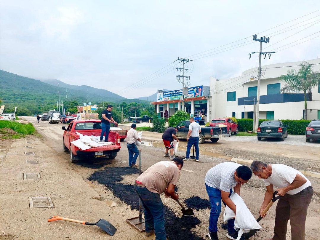 Vecinos de Jalpan se unen para reparar baches en tramo de la carretera federal 120