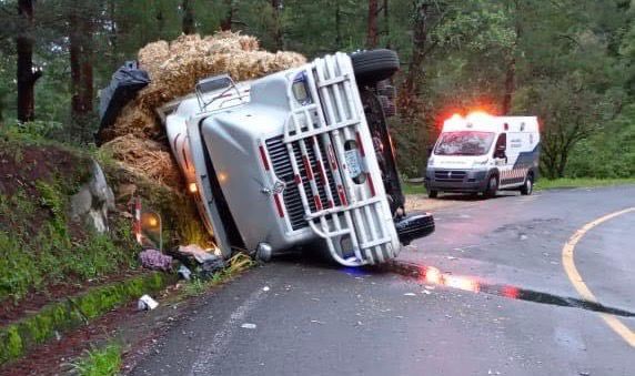 Choca y vuelca camión cargado con pastura en Pinal de Amoles