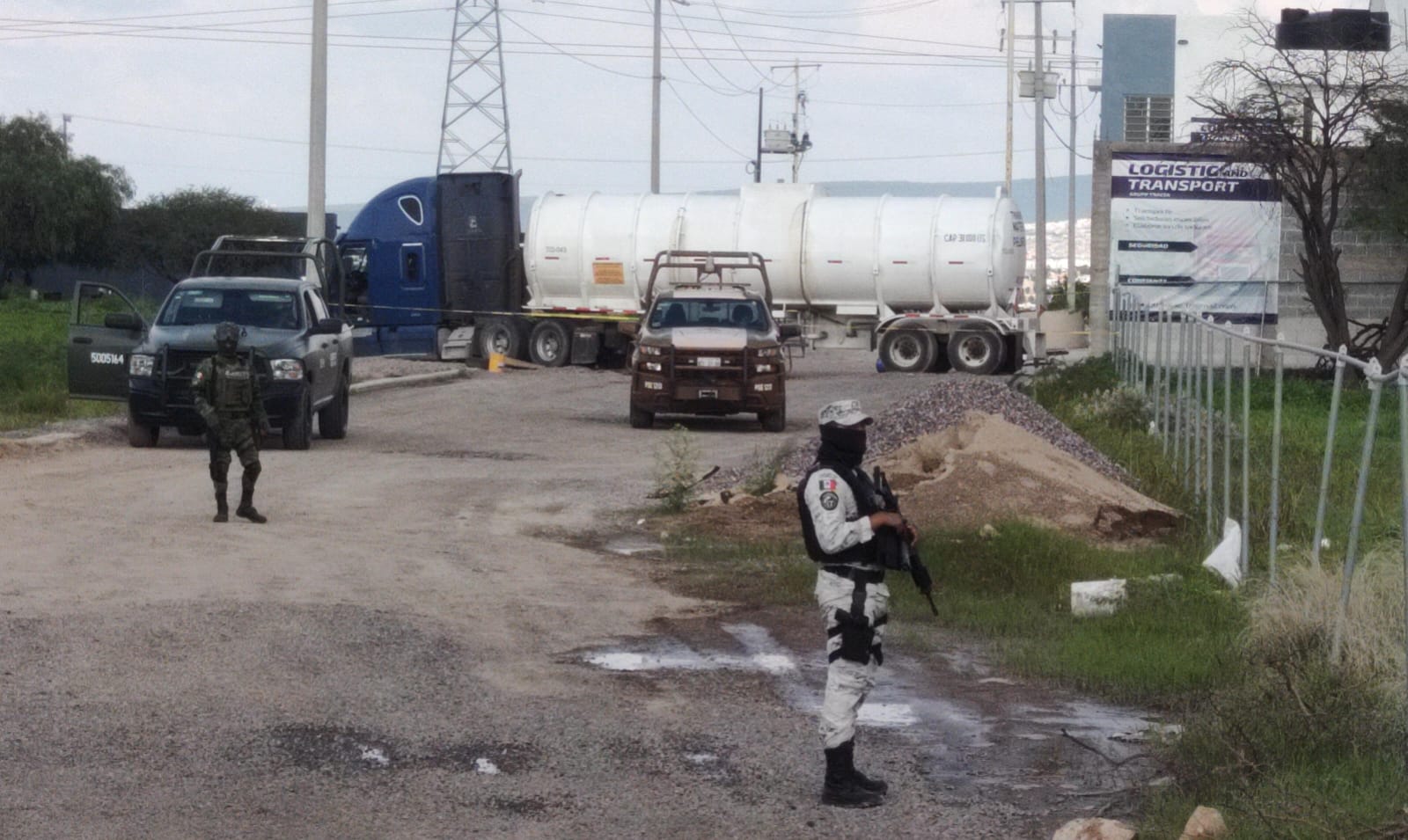 Aseguran pipa con huachicol en un camino de terracería a un costado del Libramiento Sur Poniente