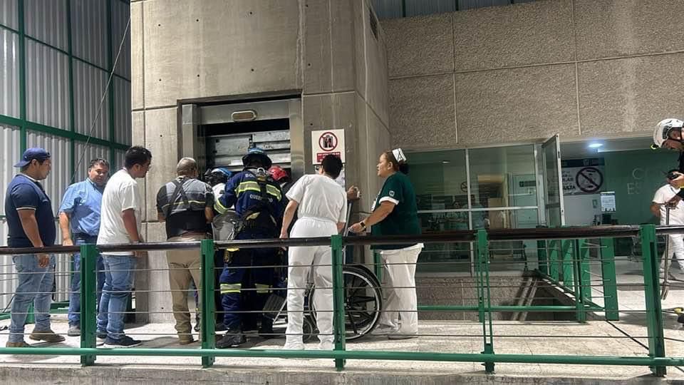 Quedan atrapados 3 pacientes en elevadores de la clínica 13 IMSS de Zaragoza