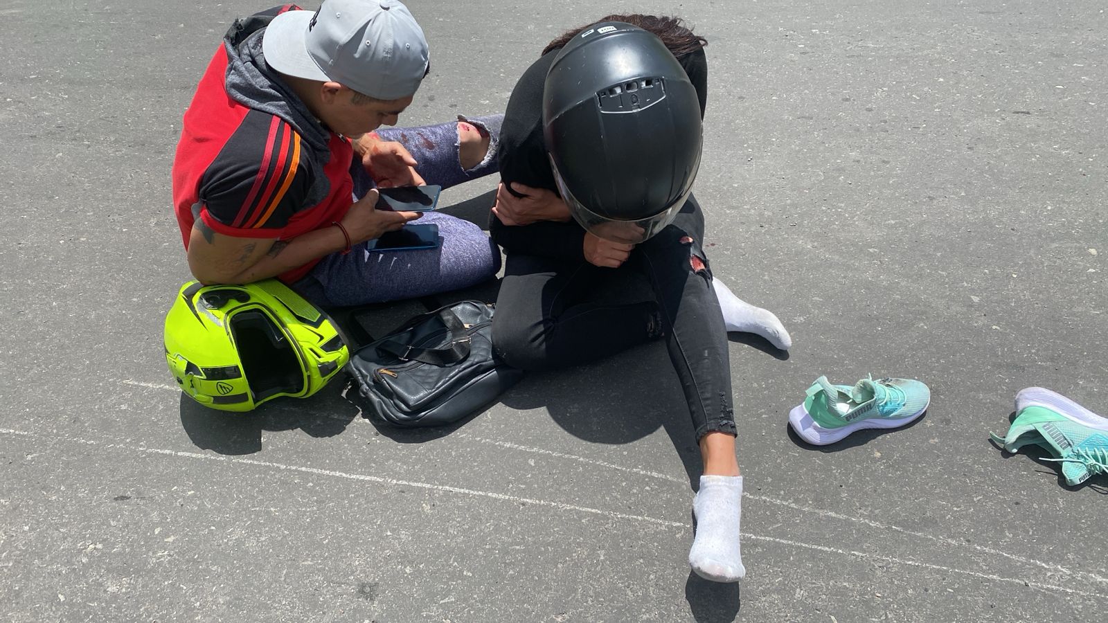 Derriban a pareja de motociclistas en Paseo 5 de Febrero