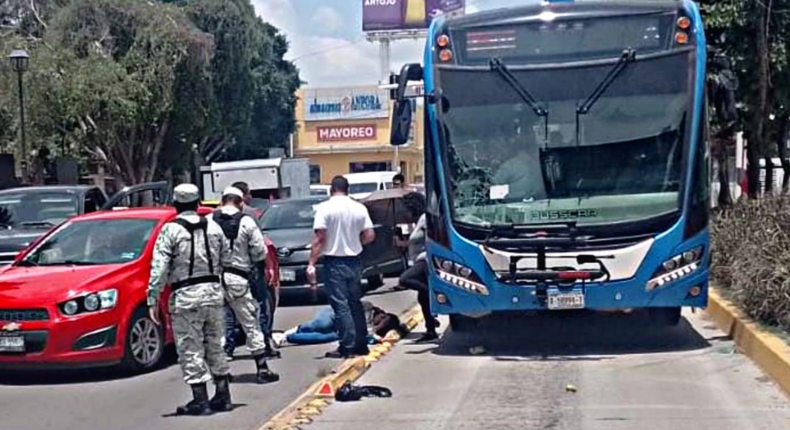 Qrobus arrolló a una mujer en el carril confinado de transporte público en Avenida Constituyentes