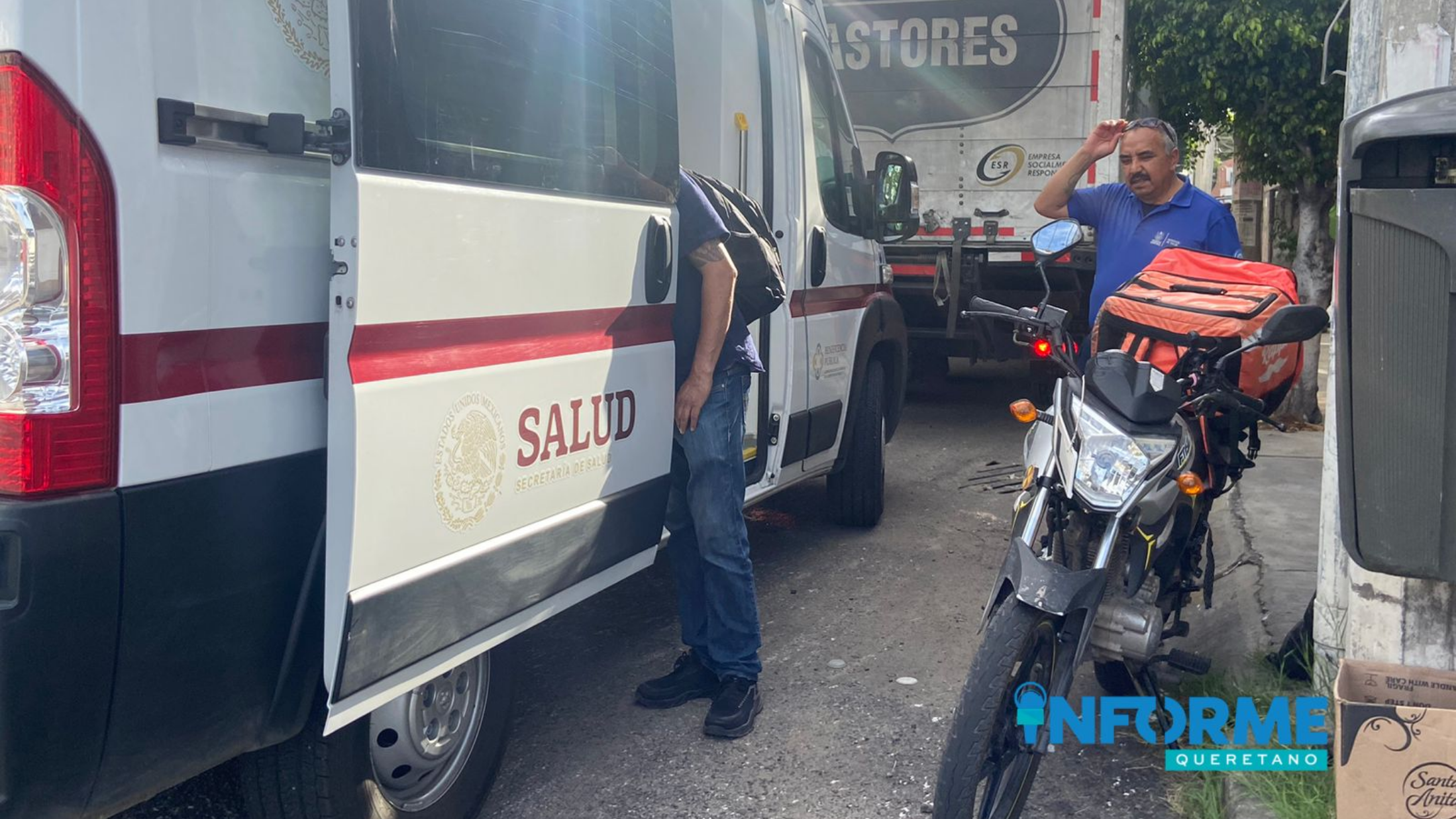 Motociclista derribada por camión de paqueteria en av Luis Pasteur