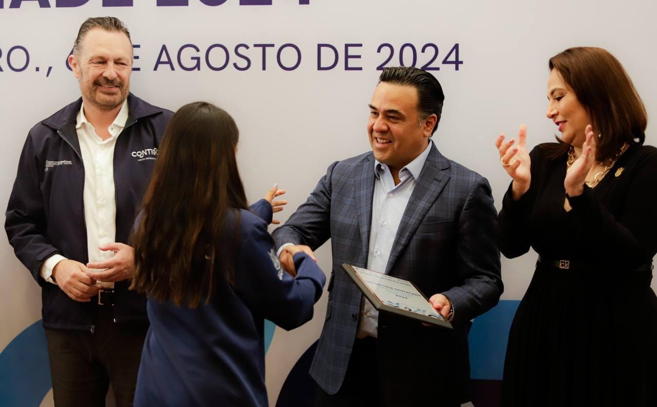 Asiste Luis Nava a inauguración de Centro de Salud y a homenaje a medallistas queretanos