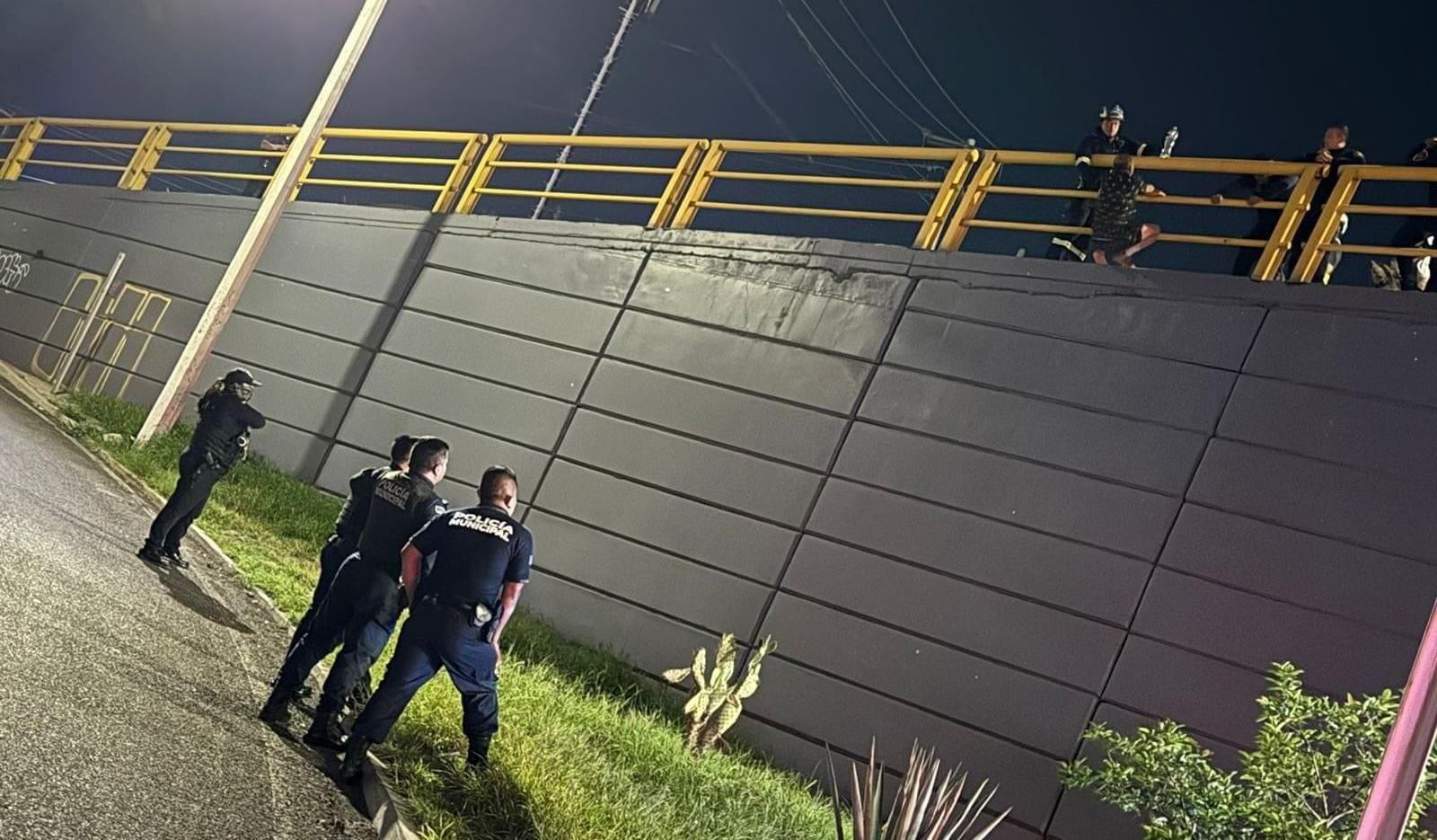 Rescatan a persona en riesgo de un puente de Bernardo Quintana