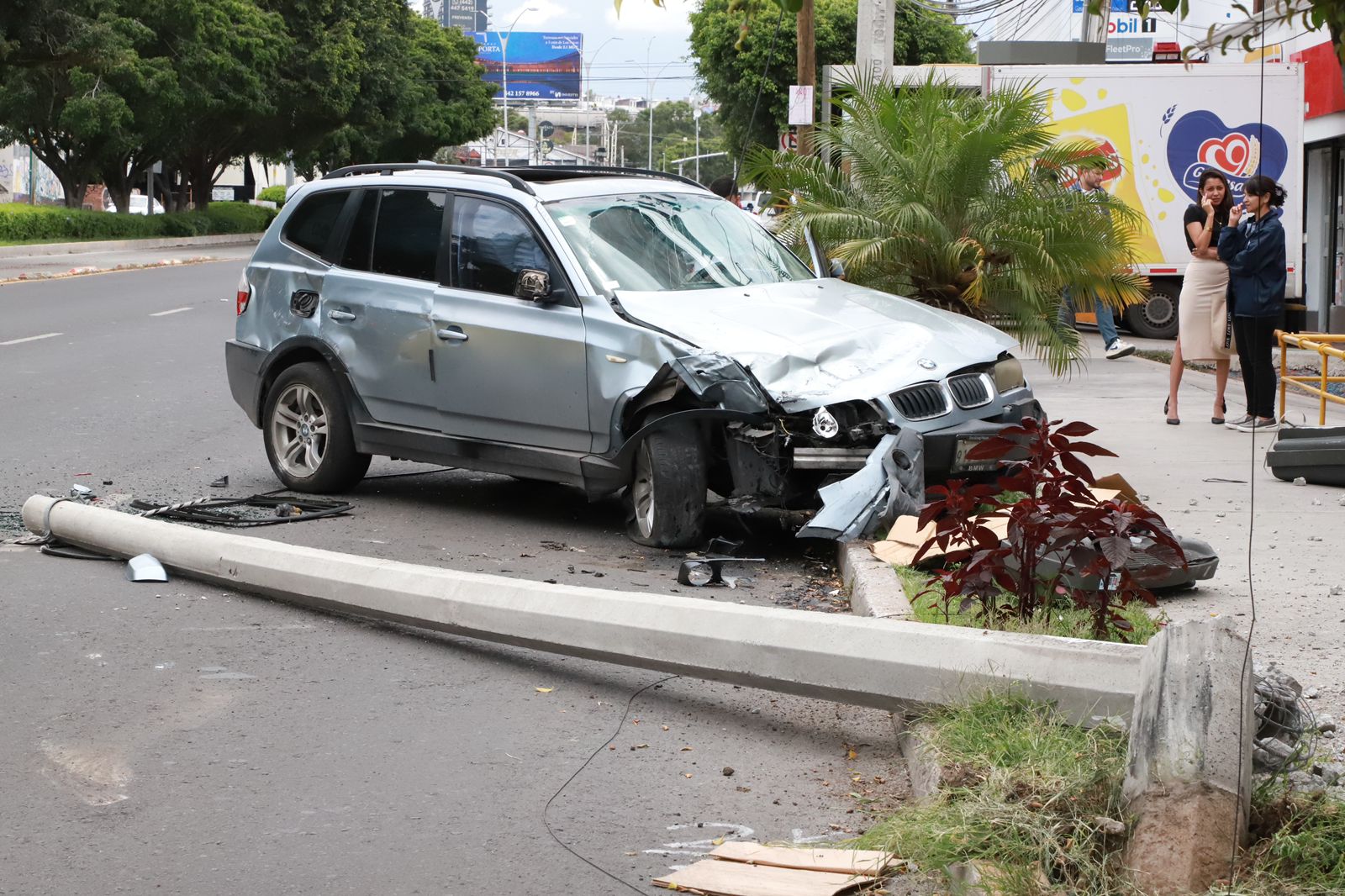 Aparatoso choque contra objeto fijo en Avenida Constituyentes