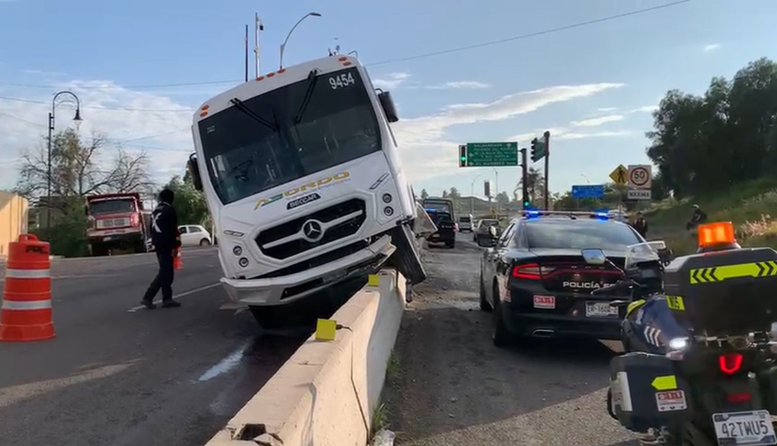 Chofer se queda dormido y deja camión sobre muro divisor en la carretera estatal 200