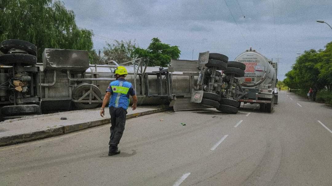 Vuelca un remolque cisterna cargado con combustible en Prol. Av de la Luz