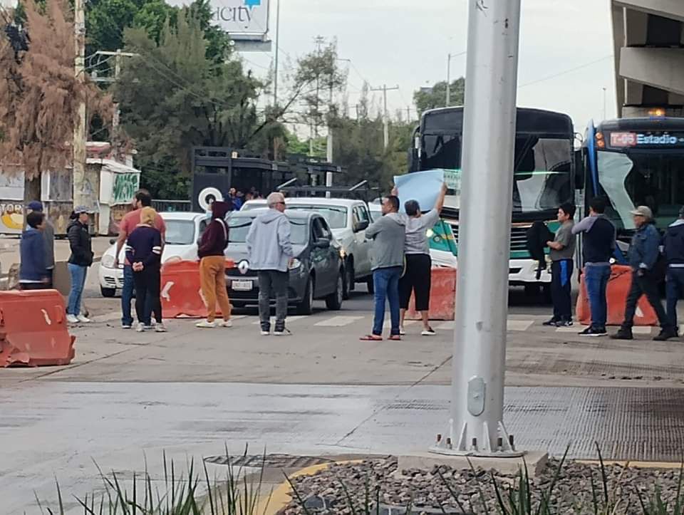 Manifestantes de Carrillo puerto protestan por falta de agua y bloquean lateral de 5 de febrero