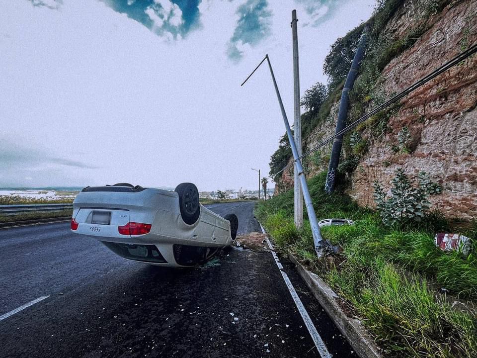 Vuelca automóvil en el Boulevard de la Nación