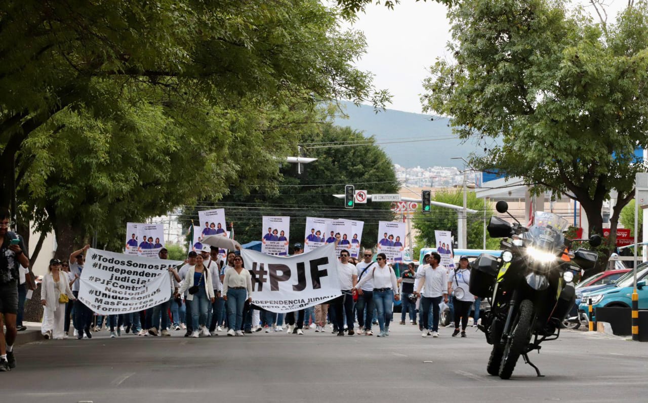 Marchan en contra de la Reforma Judicial en Querétaro